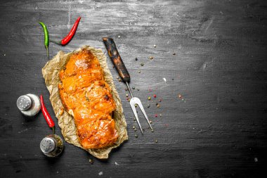 baharat ile ızgara et parçası. Siyah kara tahta.