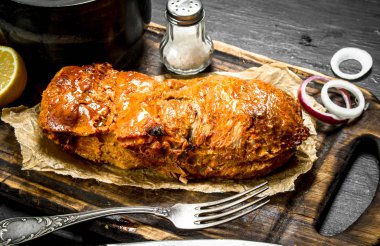 Baharat ile bir tahta üzerinde ızgara et dilimlenmiş. Siyah kara tahta.