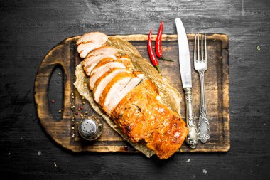 Baharat ile bir tahta üzerinde ızgara et dilimlenmiş. Siyah kara tahta.