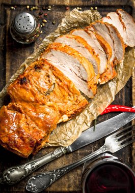 kırmızı şarap ile ızgara et parçası. Siyah kara tahta.