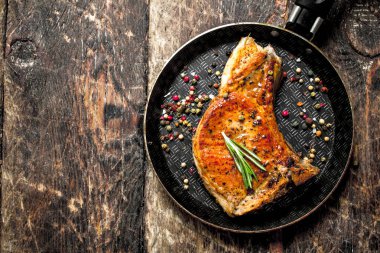 Baharat soslu domuz eti dilim kızarmış. Ahşap arka plan üzerinde.