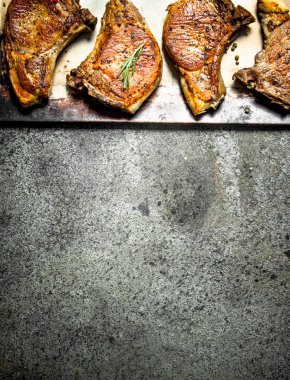 Baharat ile domuz eti biftek. Rustik arka plan üzerinde.