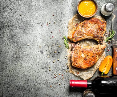 Baharat ile domuz eti biftek. Rustik arka plan üzerinde.