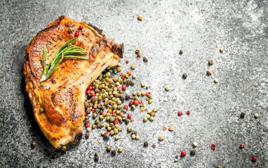 Baharat ile domuz eti biftek. Rustik arka plan üzerinde.