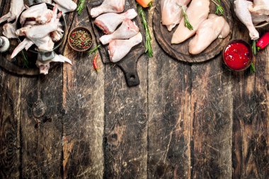 Otlar bir kase etli çiğ tavuk türleri. Ahşap arka plan üzerinde.