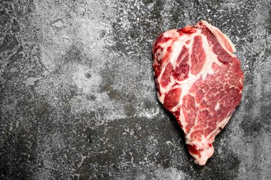 Ham sığır eti biftek. Rustik arka plan üzerinde