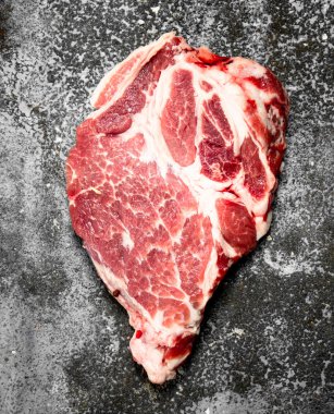 Ham sığır eti biftek. Rustik arka plan üzerinde