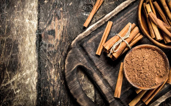 Canela Moída Uma Tigela Fundo Madeira — Fotografia de Stock