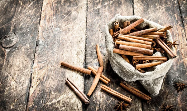 Zimtstangen Einer Alten Tüte Auf Holzgrund — Stockfoto