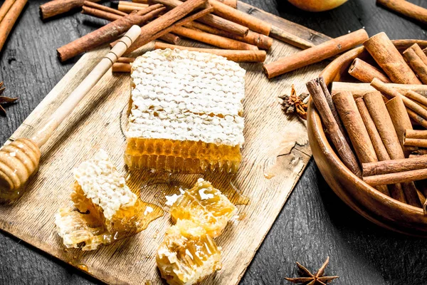 Mel Fresco Canela Uma Tigela Uma Mesa Madeira Preta — Fotografia de Stock