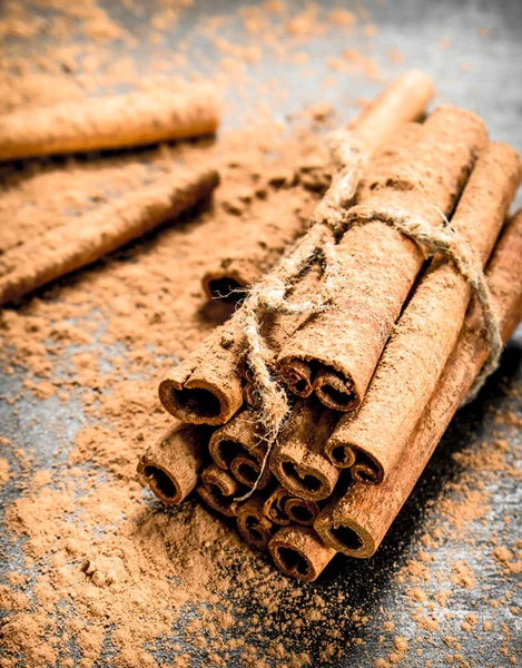 Zimtstangen Auf Einem Schwarzen Holztisch — Stockfoto