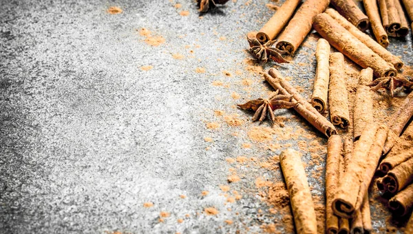 Zimtstangen Auf Rustikalem Hintergrund — Stockfoto