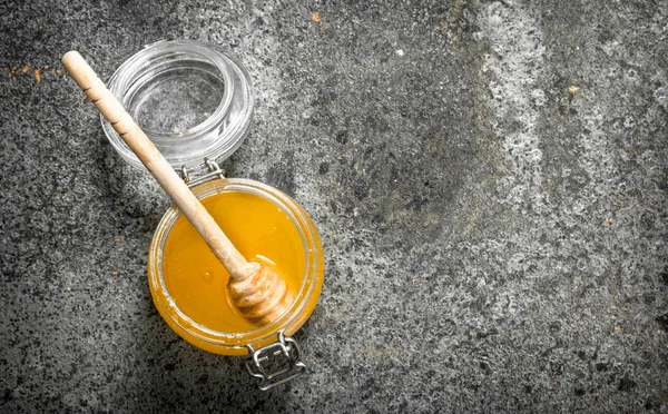 新鮮な蜂蜜の瓶 素朴な背景に — ストック写真