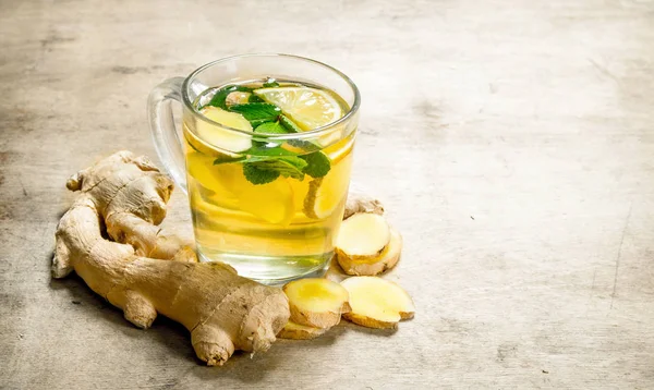 Zencefil çayı nane ve limon ile. Ahşap arka plan üzerinde.