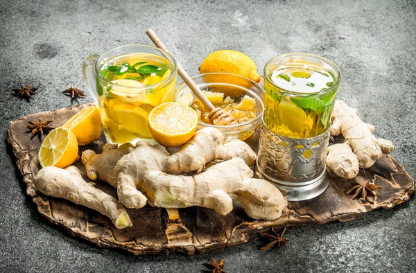 Nane ve ballı zencefil çayı. Rustik arka plan üzerinde.