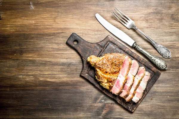 Rindfleisch Mit Gewürzen Auf Einem Schneidebrett Grillen Auf Einem Holztisch — Stockfoto