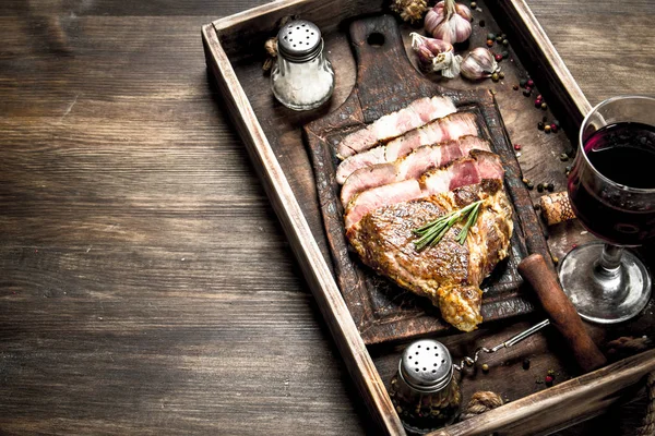 牛肉のグリル赤ワイン 木製のテーブルの上 — ストック写真