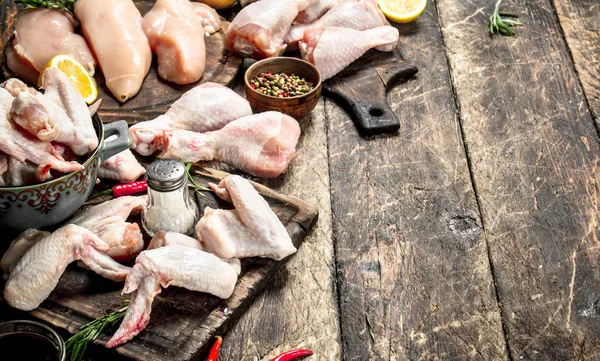 Różne Rodzaje Mięsa Surowego Kurczaka Ziołami Podłoże Drewniane — Zdjęcie stockowe