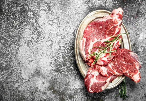 牛肉和迷迭香的生肉 论乡土背景 — 图库照片