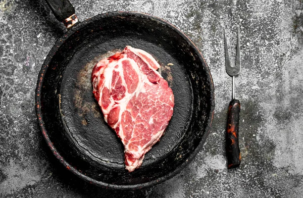 Bir Tavada Ham Sığır Eti Biftek Rustik Arka Plan Üzerinde — Stok fotoğraf