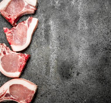 Çiğ domuz biftek. Rustik arka plan üzerinde