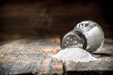 Saltcellar içinde tuz. Ahşap arka plan üzerinde
