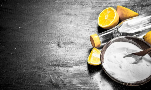 Membakar Soda Dalam Mangkuk Dengan Cuka Dan Irisan Lemon Pada — Stok Foto