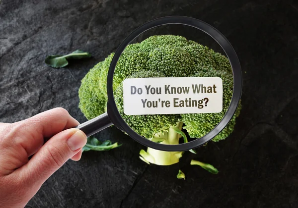 Magnificado lo que usted está comiendo etiqueta de alimentos —  Fotos de Stock