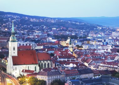 Bratislava Slovakya gece görünümü