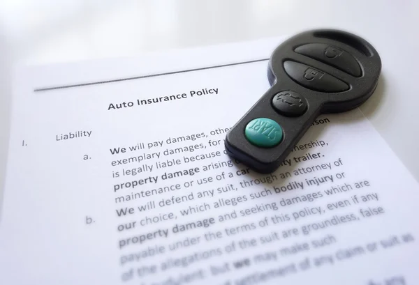 Assicurazione auto e chiave — Foto Stock