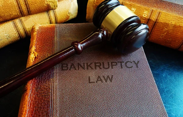 Gavel on bankruptcy Law books — Stock Photo, Image