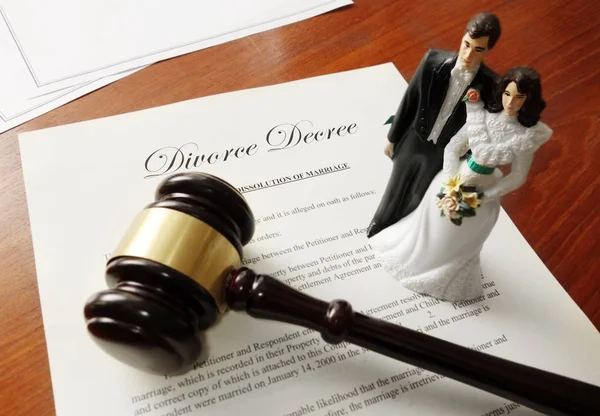 Ζευγάρι σφυρί έγγραφο διαζυγίου — Φωτογραφία Αρχείου