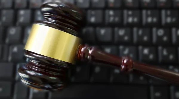 コンピューターのキーボード上の裁判官の小槌 — ストック写真