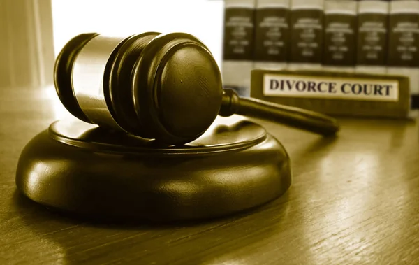 Tribunal de divórcio e martelo — Fotografia de Stock