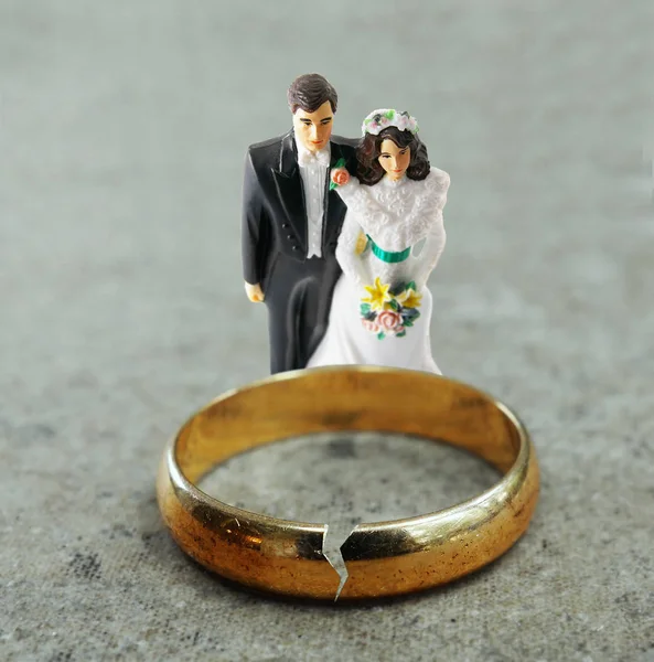 Женатая пара и разорванное золотое обручальное кольцо — стоковое фото