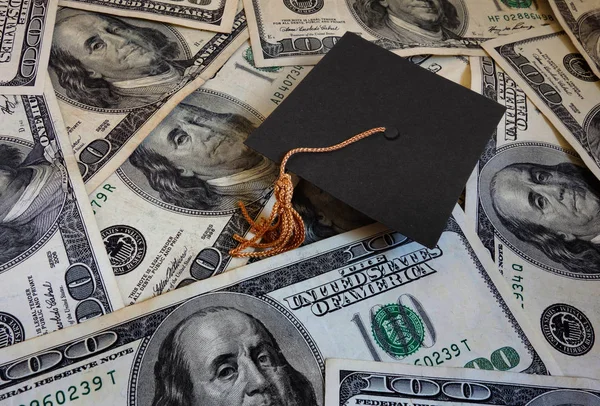 Graduation cap on money — Stock Photo, Image