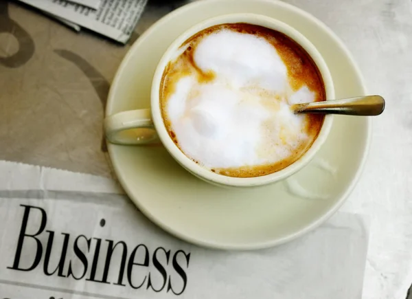 Café e jornal — Fotografia de Stock