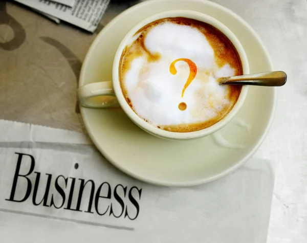 Vraagteken koffie en krant — Stockfoto