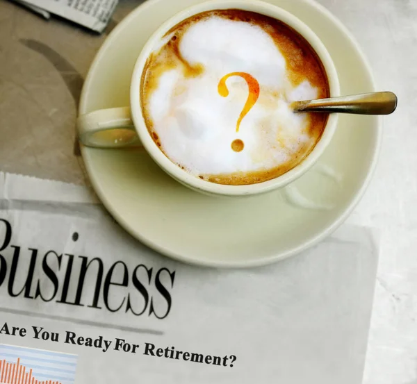 Кавове питання та новини про вихід на пенсію — стокове фото