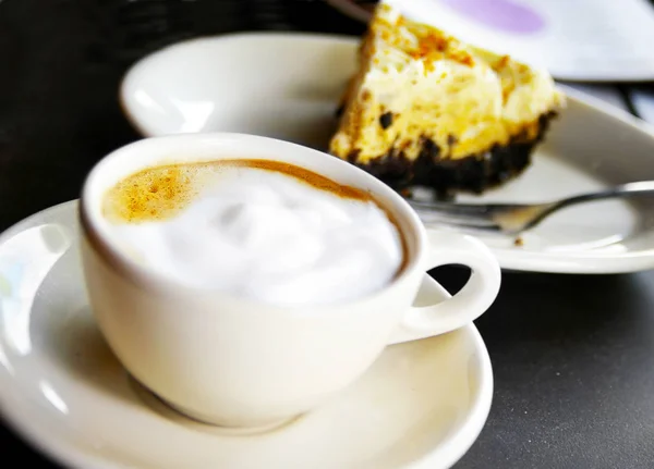 Cappuccino e torta de chocolate — Fotografia de Stock