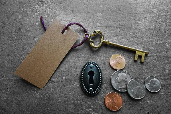 Грошова мітка і ключ — стокове фото