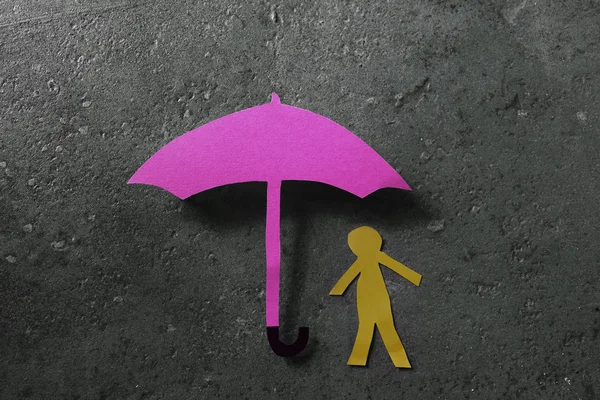 Человек под зонтиком — стоковое фото