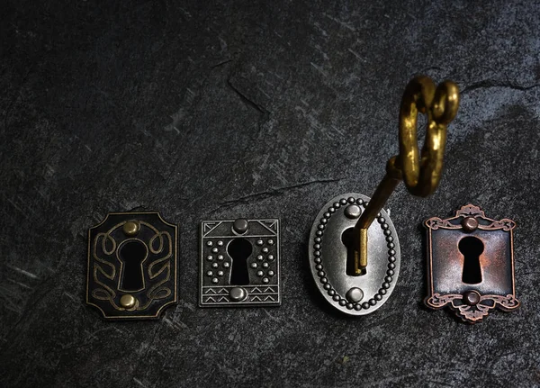 Zlaté klíče a zámky — Stock fotografie