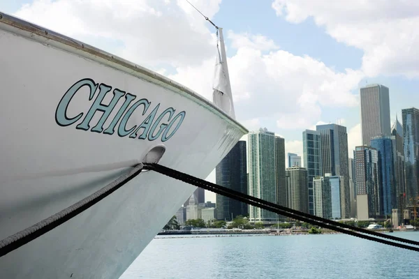 Лодка в Чикаго — стоковое фото