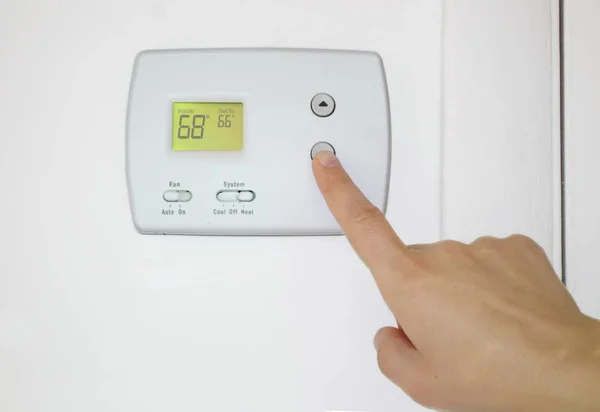 Anpassung des Thermostats — Stockfoto