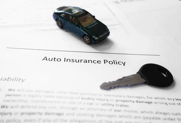 自動車保険とキー — ストック写真