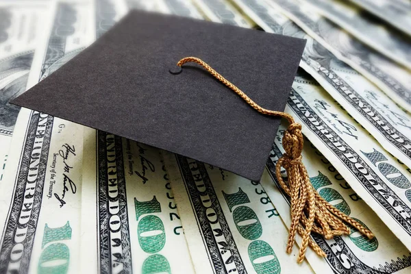 Graduation cap on money — Stock Photo, Image