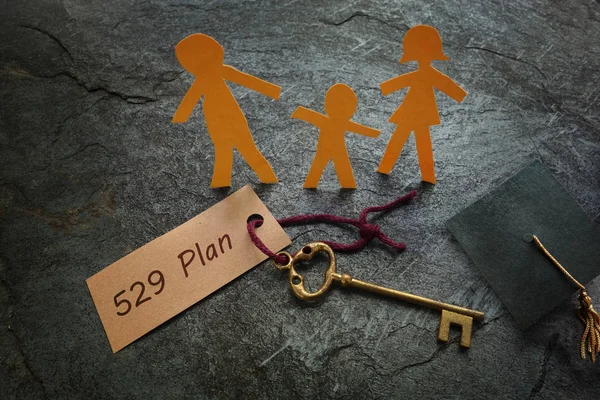 Familia de papel con llave de oro 529 Plan —  Fotos de Stock