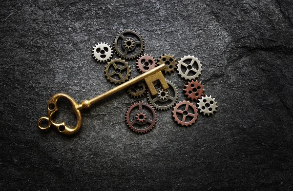 齿轮和古董钥匙 — 图库照片