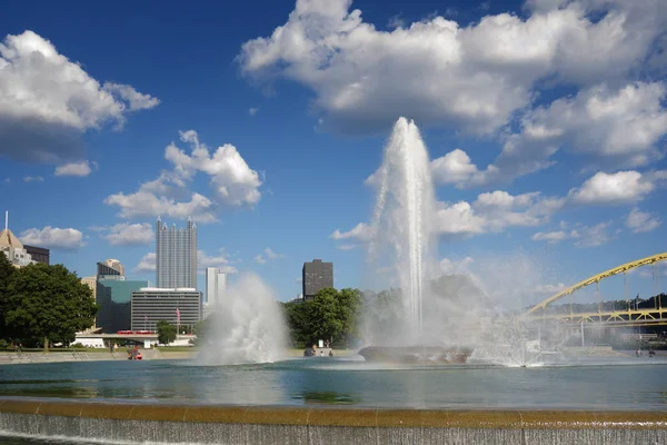 Pittsburgh fontän och skyline — Stockfoto